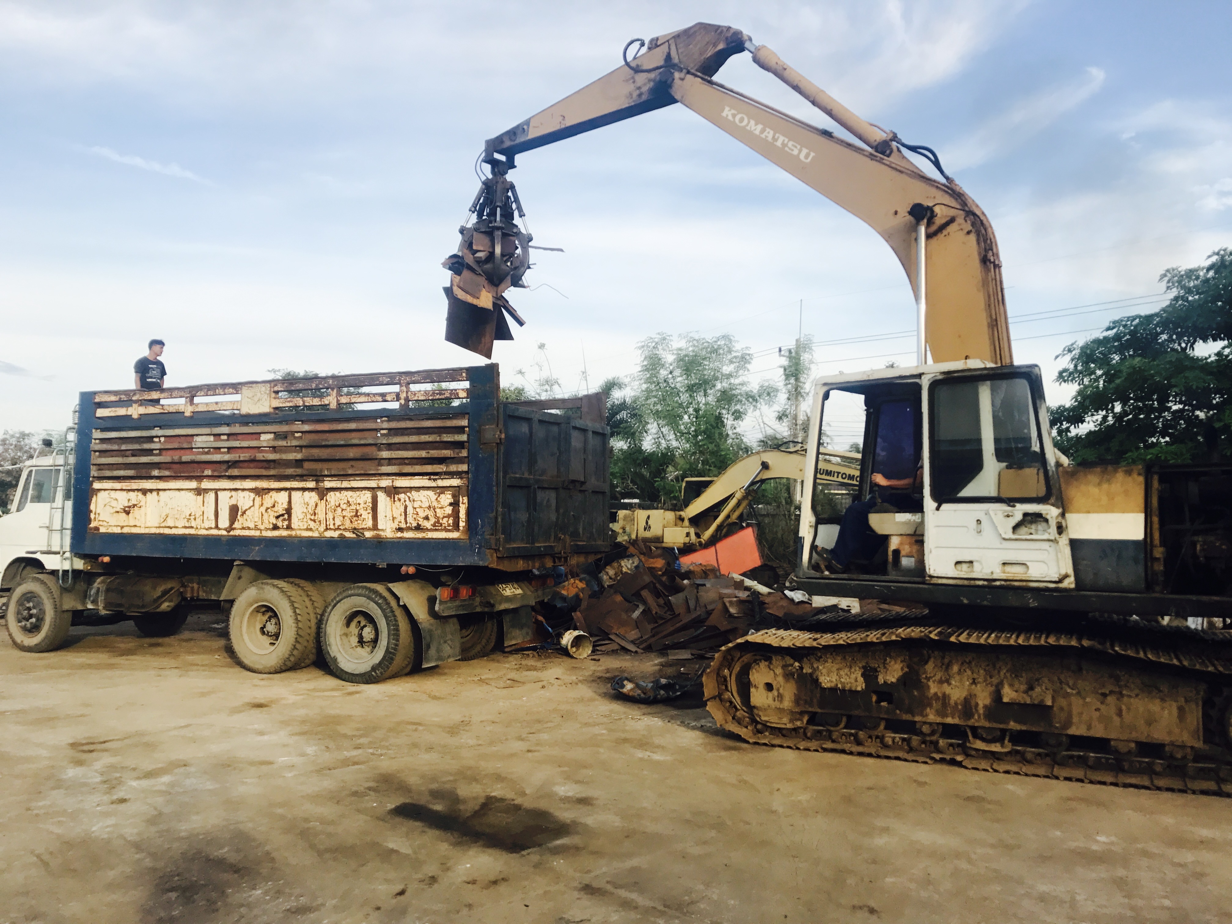 บริการรับซื้อเศษเหล็กทุกชนิดและประมูลเศษวัสดุโรงงานถึงที่ในชลบุรีและเขตใกล้เคียง ให้ราคาสูงที่สุด ยุติธรรมและโปร่งใส พร้อมจ่ายเงินสดทันที